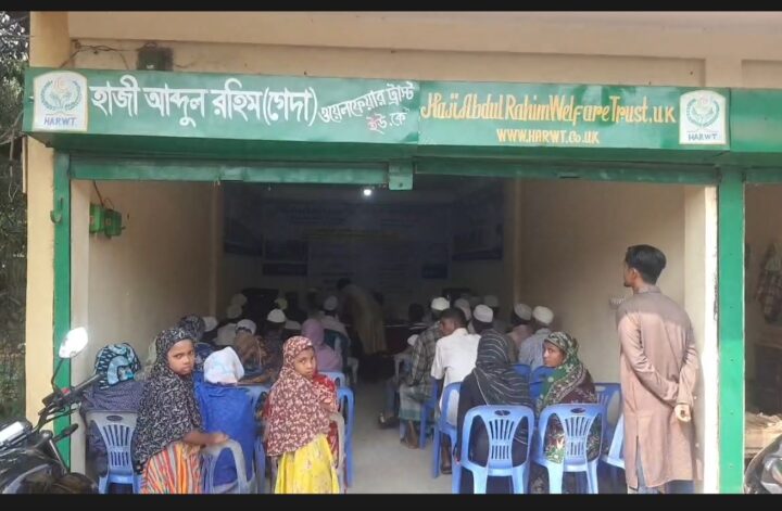 ২ লক্ষ টাকা নগদ অর্থ বিতরণ করছে হাজী আব্দুর রহিম ওয়েলফেয়ার ট্রাষ্ট।